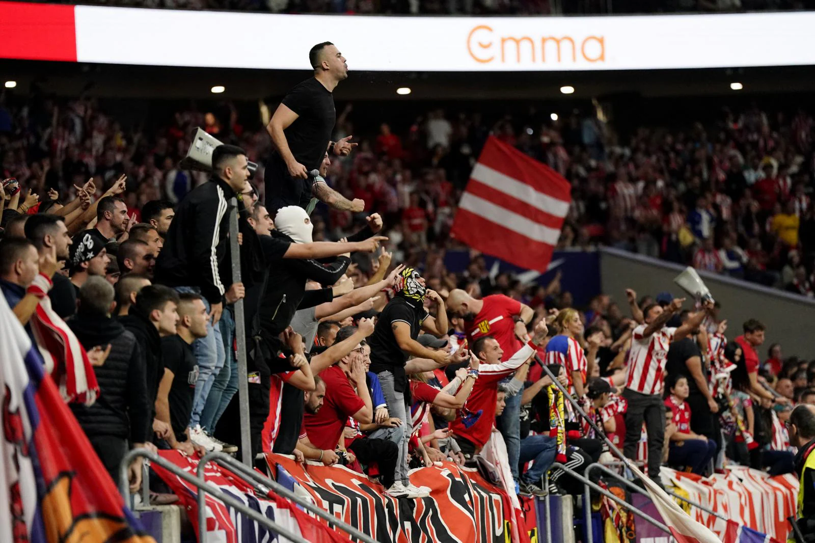 Aficionados ultras del Frente Atlético gritan durante el encuentro