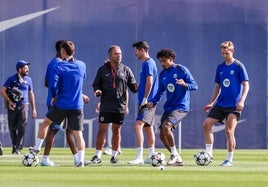 Hansi Flick dialoga con Lewandowski durante un entrenamiento del Barça.