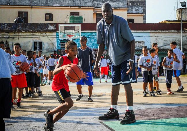 Mutombo da indicaciones a niños cubanos durante un clínic celebrado en 2015 en La Habana.