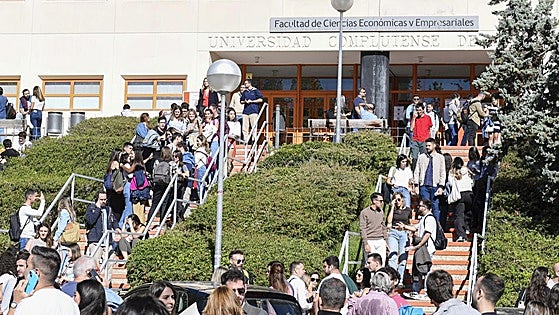 Las filtraciones revientan en horas dos de las oposiciones del Estado más importantes