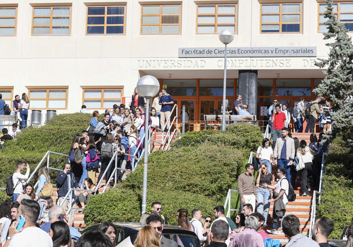 Opositores de RTVE, este domingo, en la puerta del lugar del examen.