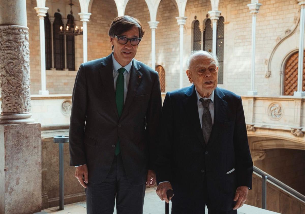 Salvador Illa recibe a Jordi Pujol en el Palau de la Generalitat.