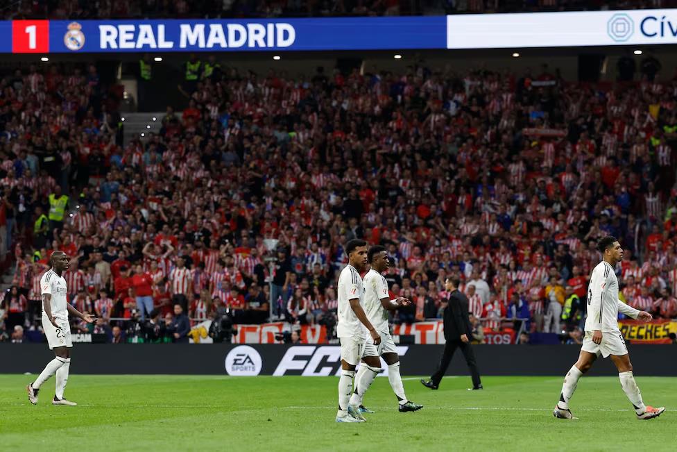 Los jugadores del Real Madrid abandonando el terreno de juego del Metropolitano tras la paralización del encuentro