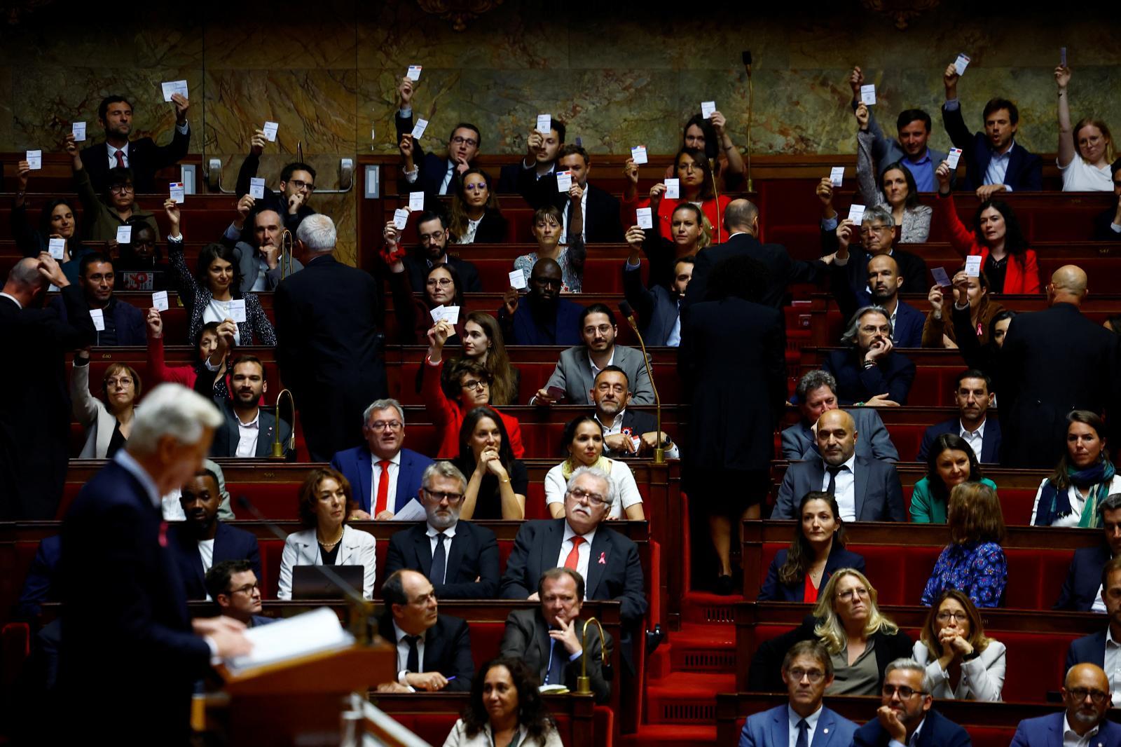 Barnier anuncia un impuesto temporal sobre las grandes fortunas en Francia