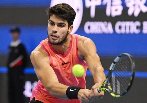 Carlos Alcaraz resta una bola durante la semifinal ante Daniil Medvedev.