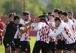 Míchel y sus jugadores bromean durante el entrenamiento previo al partido contra el Feyenoord.