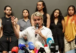 Nacho Cano junto a sus becarios en una rueda de prensa tras estallar el caso.