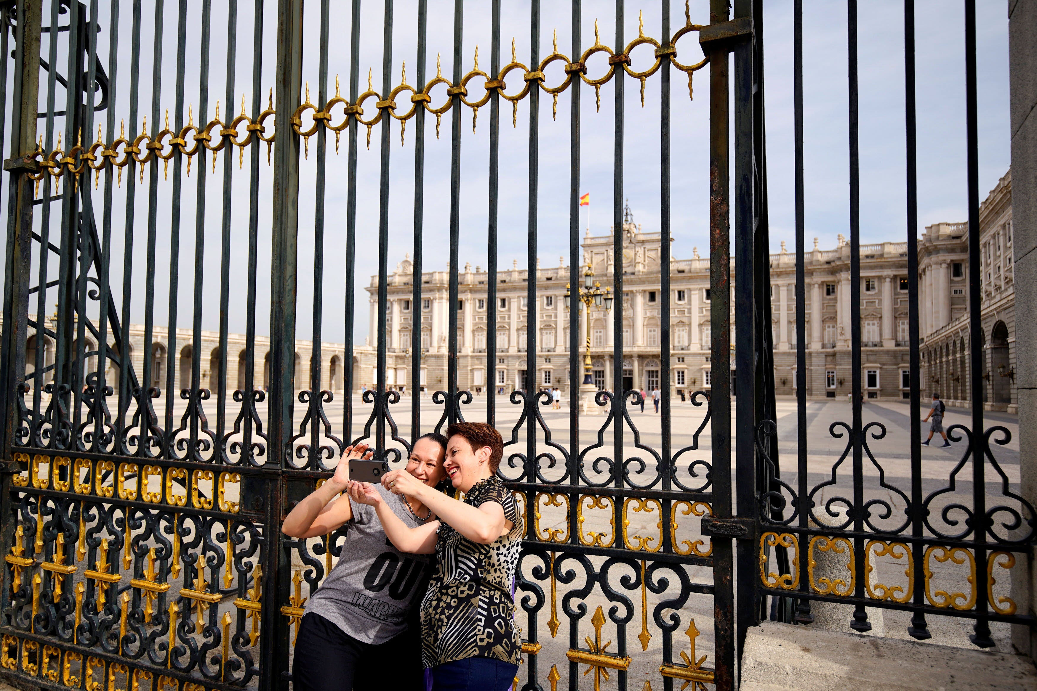 Turistas haciendo un selfi en Madrid.