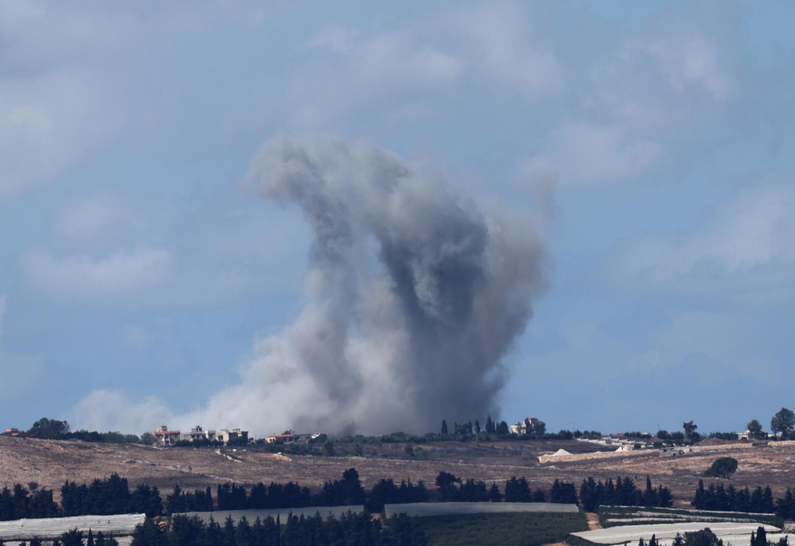 La explosión de un misil sacude un supuesto emplazamiento de Hezbolá en Líbano.