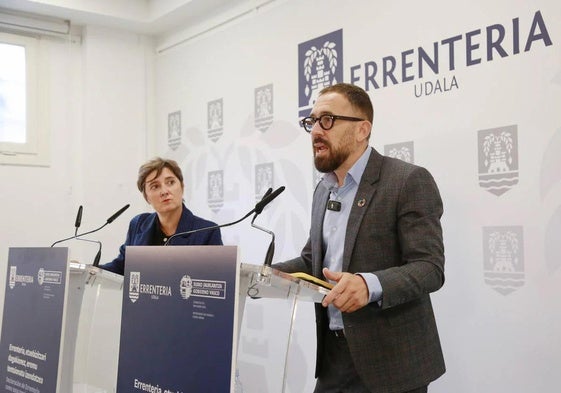 Aizpea Otaegi, alcaldesa de Errenteria, y Denis Itxaso, consejero de Vivienda, en la rueda de prensa ofrecida este miércoles.