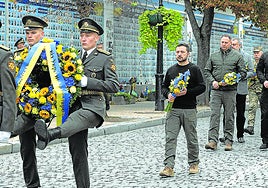Zelenski participó ayer en el homenaje realizado en el Muro en Recuerdo de los Caídos por Ucrania durante el «Día de los Defensores.
