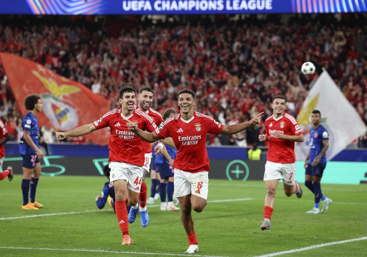 Alexander celebra su gol al Atlético, el tercero del Benfica.