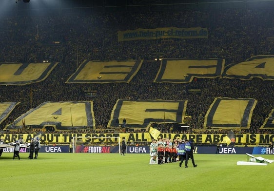 La grada del muro amarillo del Signal Iduna Park, con el lema: «UEFA MAFIA»