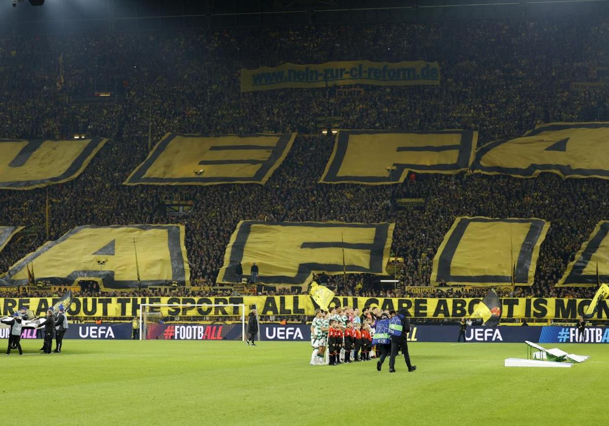 La grada del muro amarillo del Signal Iduna Park, con el lema: «UEFA MAFIA»