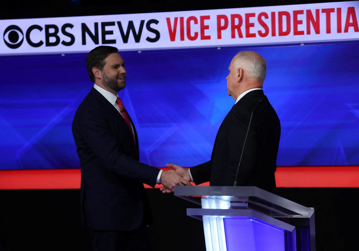 Ohio JD Vance y Tim Walz se saludan durante su debate de guante blanco.