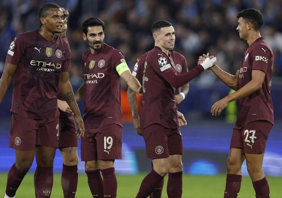 Matheus Nunes (primero de la foto por la derecha) celebra junto a sus compañeros un gol ayer en el partido de su equipo en Champions