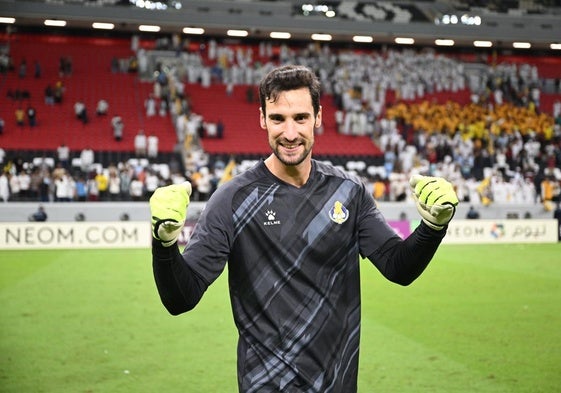 Sergio Rico, tras el partido celebrando la victoria