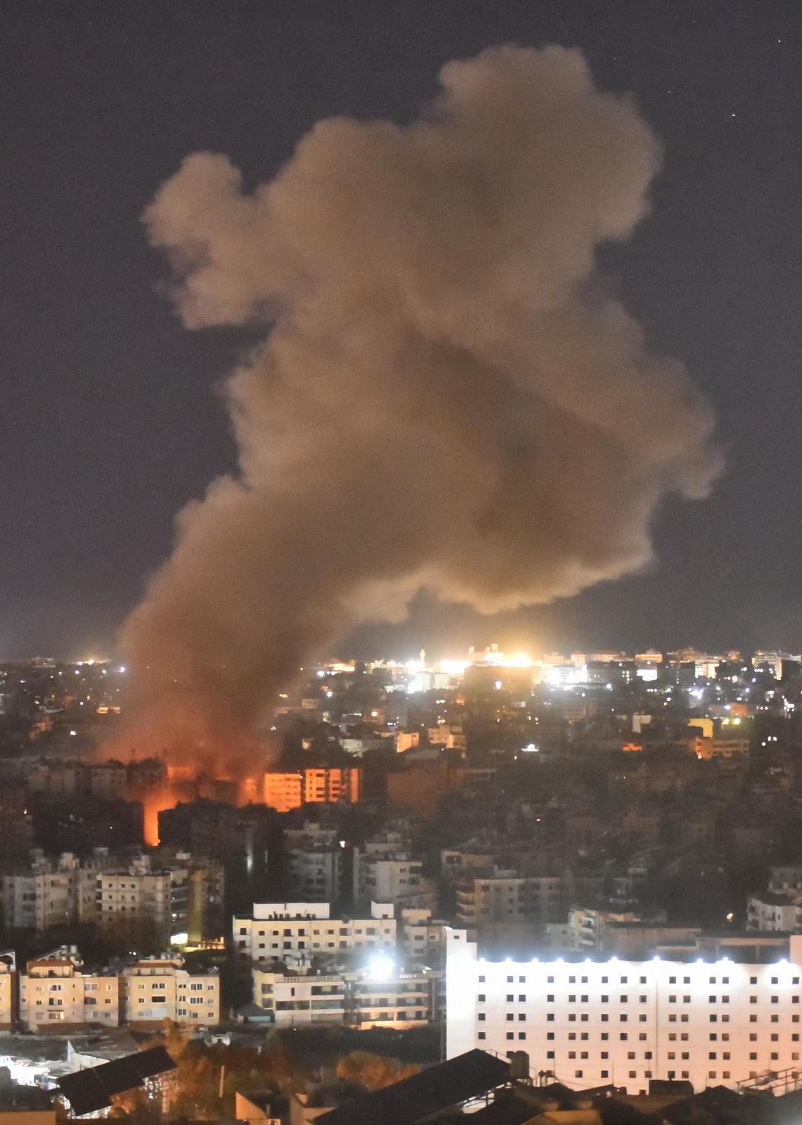 Una columna de humo se alza sobre el edificio donde cayó el misil, en medio del populoso y céntrico distrito de Al-Bashura.