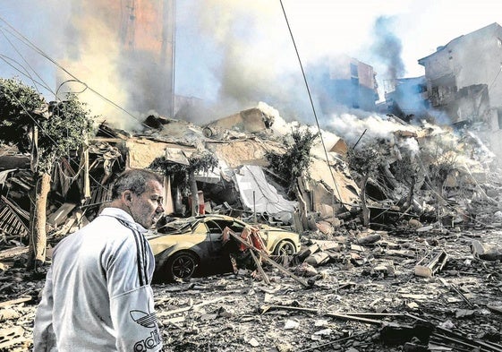 Un hombre camina entre los escombros tras un bombardeo israelí en un barrio del sur de Beirut.