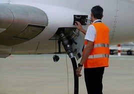 Operario cargando combustible SAF en un avión.