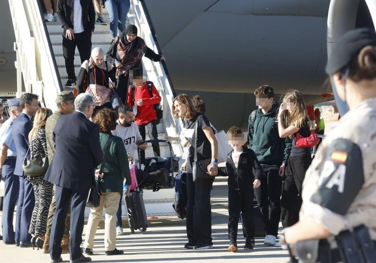 Los primeros españoles llegados desde Líbano aterrizan en la Base Aérea de Torrejón.