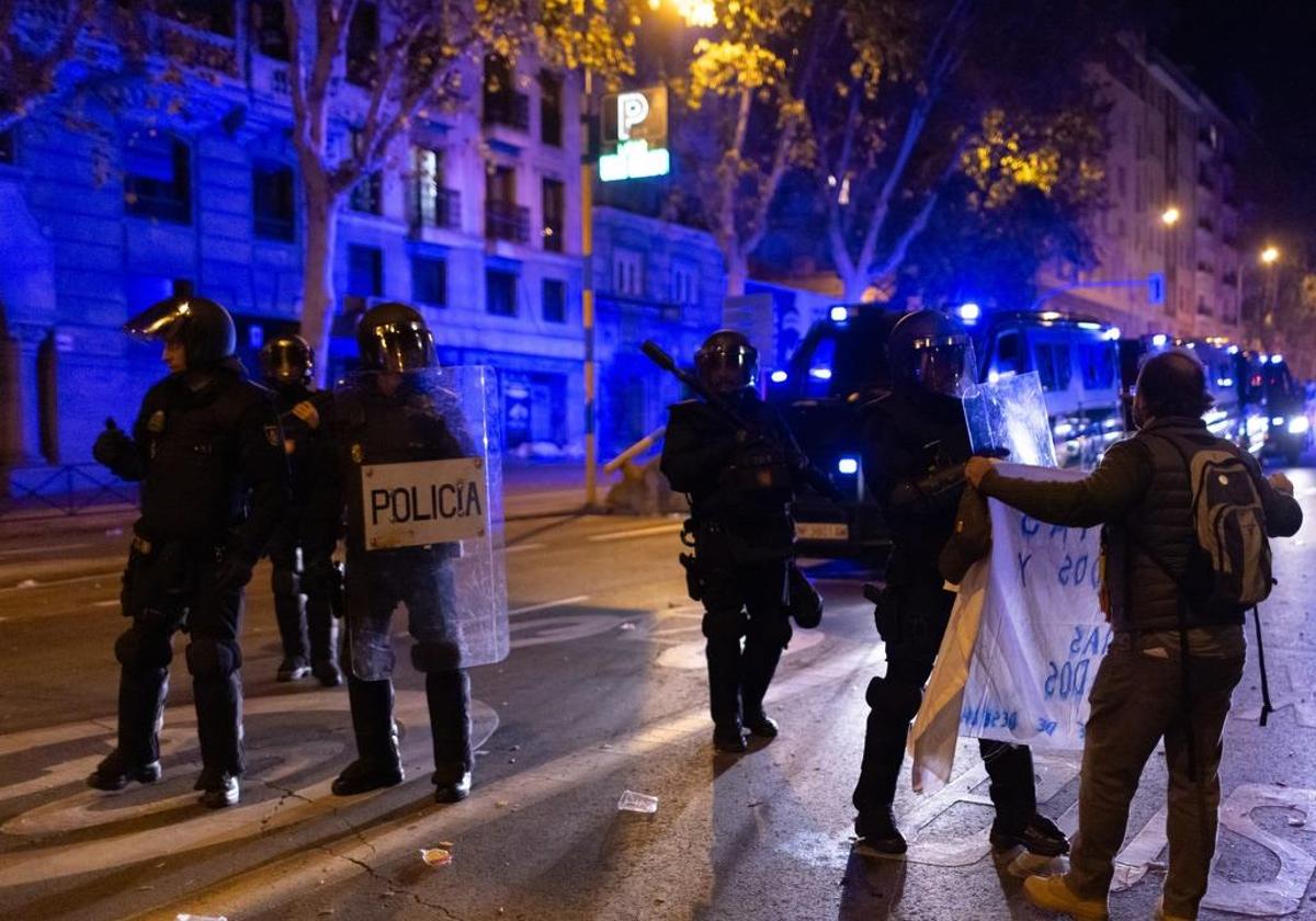 Agentes de la Policía Nacional en las protestas de la madrileña calle Ferraz.