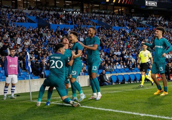 Los jugadores del Anderlecht celebran el gol de la victoria ante la Real, de Theo Leoni (2i).