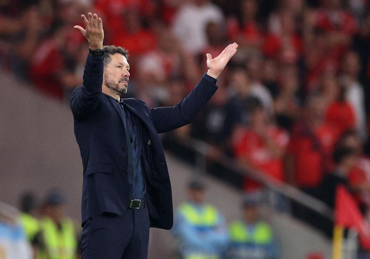 Simeone gesticula durante el partido ante el Benfica.