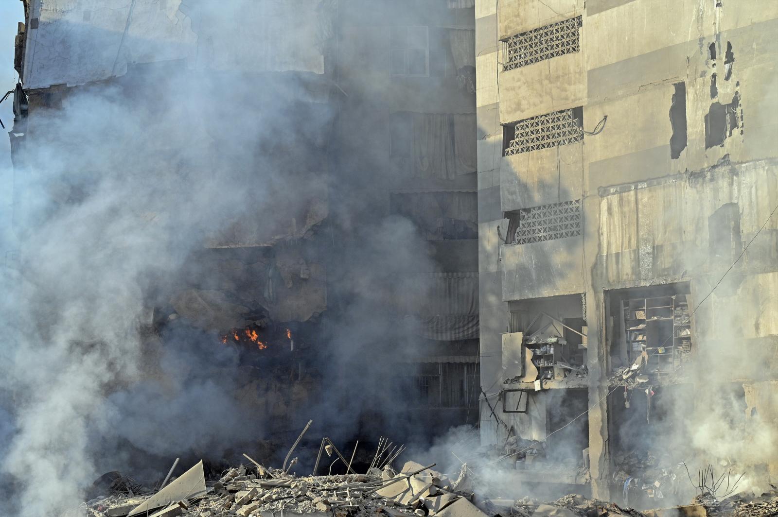 Un edificio arde horas despúes del bombardeo.