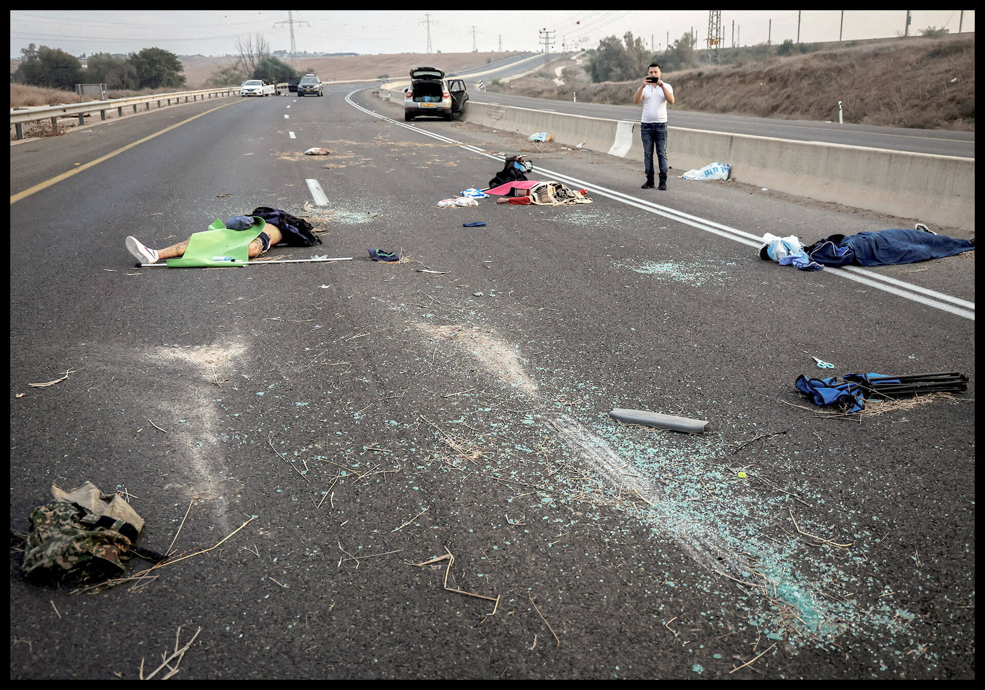 Cadáveres esparcidos en una carretera, en la zona de Sderot, al sur de Israel.