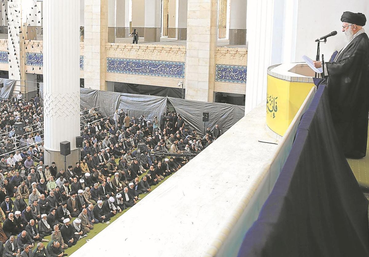 Jamenei durante la oración del viernes, que tuvo una asistencia multitudinaria.