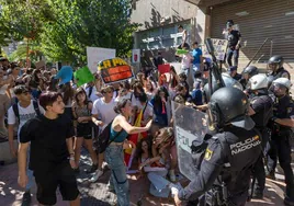 Incidentes entre los estudiantes y la Policía, este viernes, en Murcia.