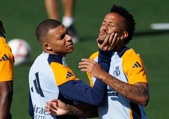 Mbappé bromea con Militao durante el entrenamiento que llevó a cabo el Real Madrid este viernes.