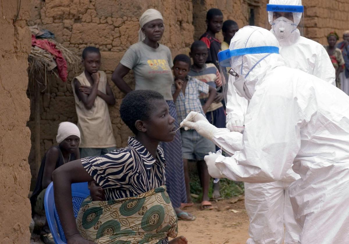 Sanitarios de la OMS toman muestras en busca del virus de Marburgo en Angola en 2005.