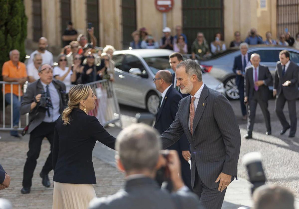 El Rey saluda a la presidenta de Extremadura, María Guardiola, a su llegada a Cáceres.