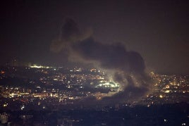 Una densa columna de humo se eleva sobre Beirut tras ua explosión