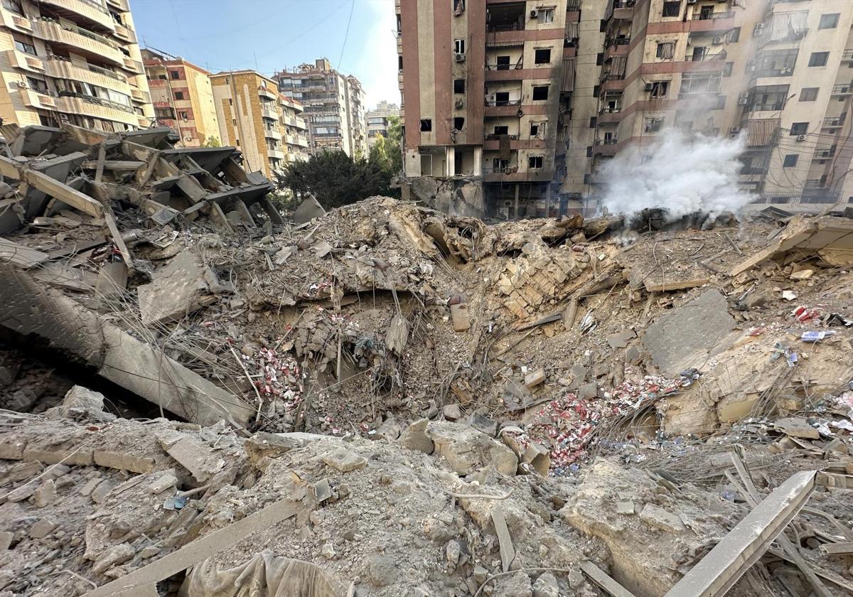 Edificio reducido a escombros tras el bombardeo israelí sobre un barrio del sur de Beirut.