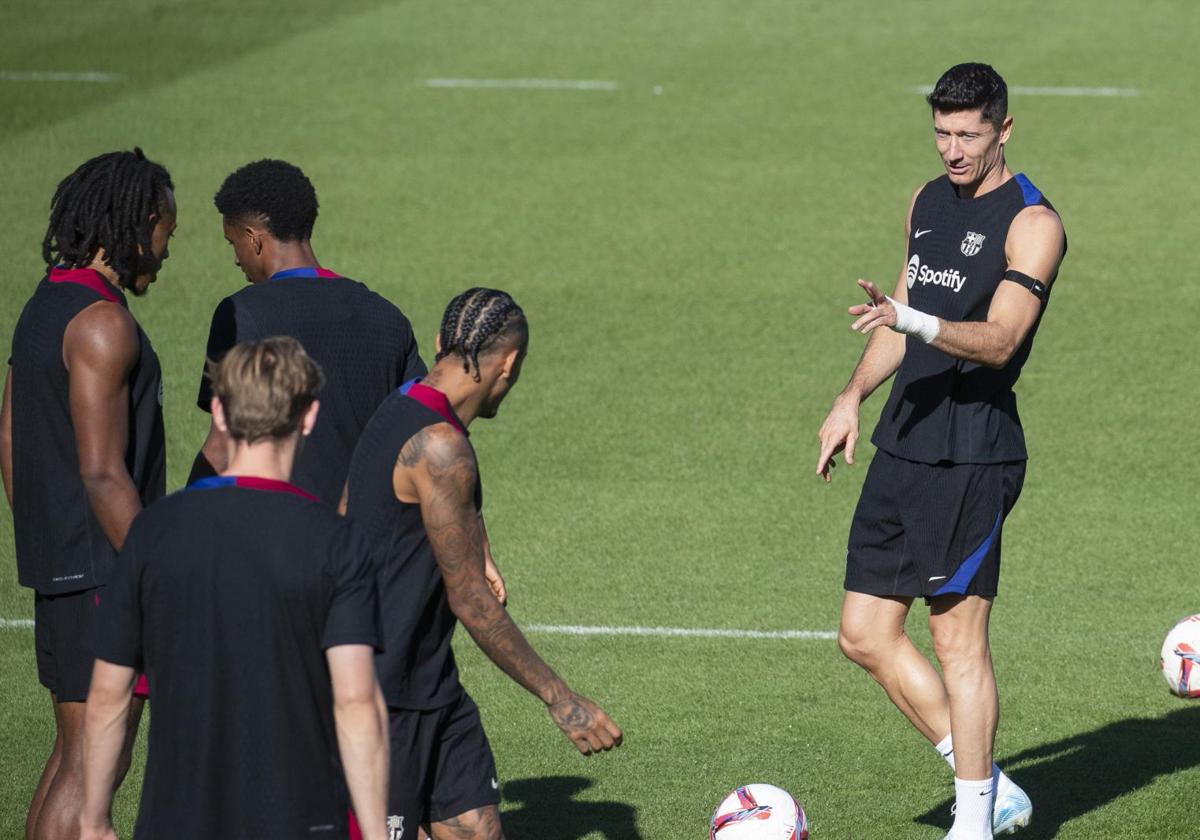 Los jugadores del Barça preparan el duelo del domingo ante el Alavés.