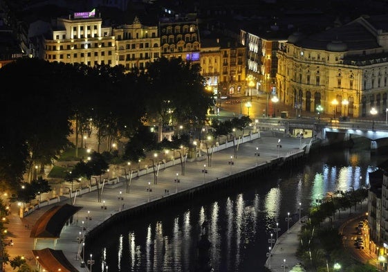 Foto de archivo de la ría de Bilbao a su paso por la zona de El Arenal.