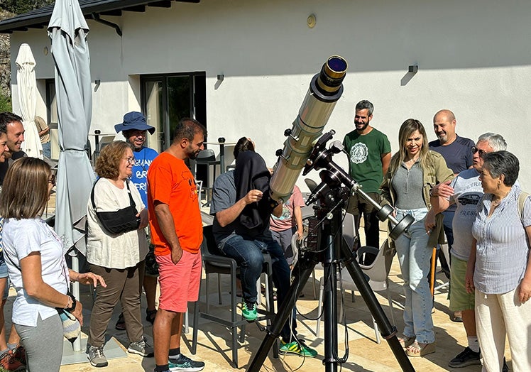 Raquel Molinero, directora de El Cielo de Muriel, en Soria, (a la derecha con pantalones vaqueros) en una observación del sol organizada en este hotel catalogado como 'starlight'.