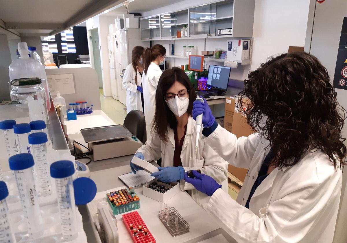 Dos científicas en el Instituto de Investigación del Hospital Sant Pau de Barcelona, donde se desarrollan terapias CAR-T.