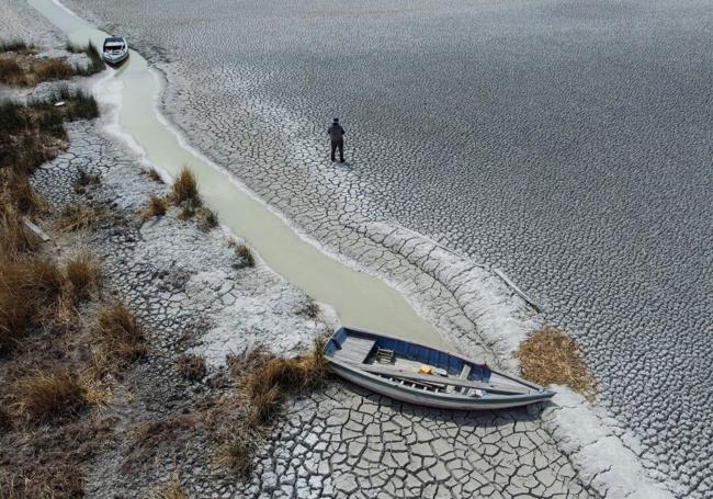 Abajo, zona seca que muestra la caída del nivel del lago Titicaca, la cuenca de agua dulce más grande de América Latina