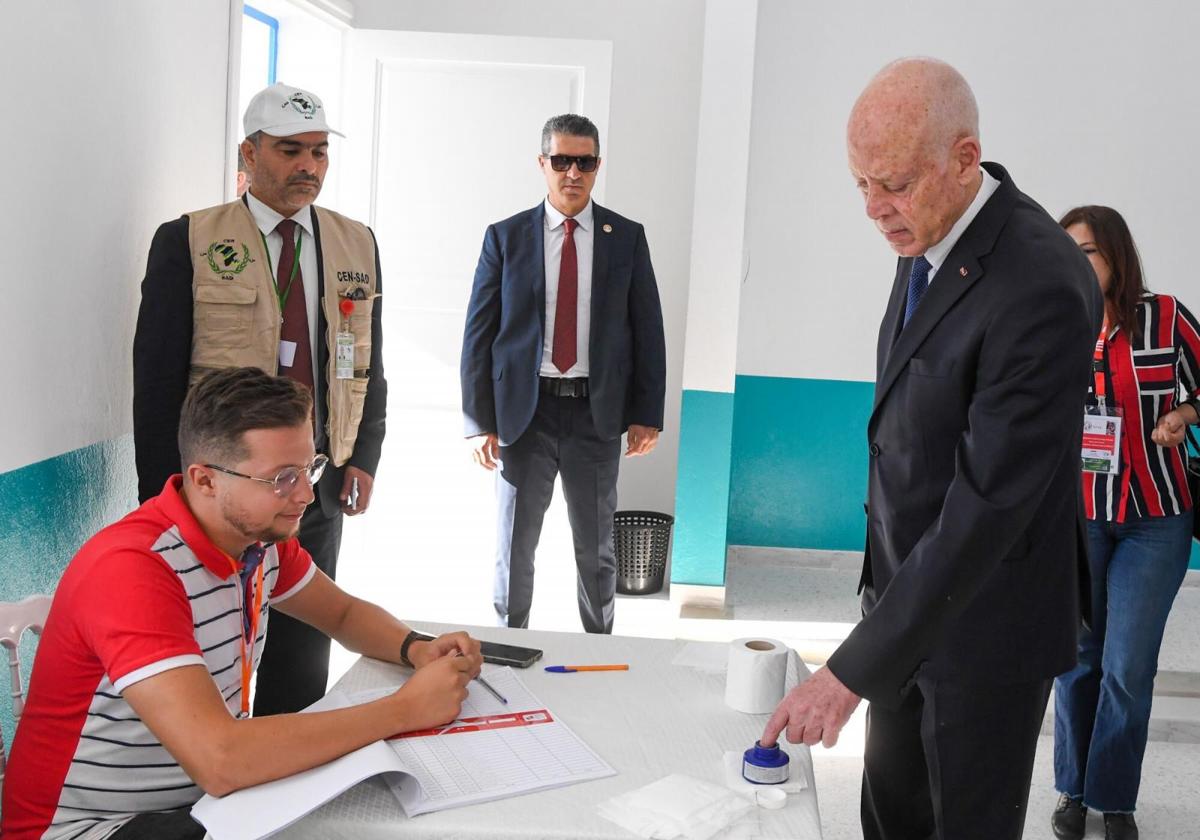 El presidente de Túnez y candidato a la reelección, Kais Saied, en el momento de emitir su voto.