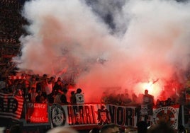 Radicales de Herri Norte durante el partido del Athletic ante el Roma