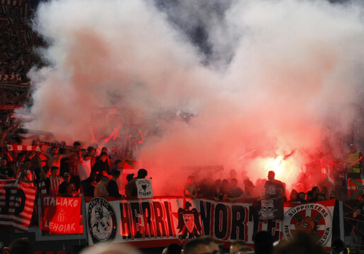 Radicales de Herri Norte durante el partido del Athletic ante el Roma