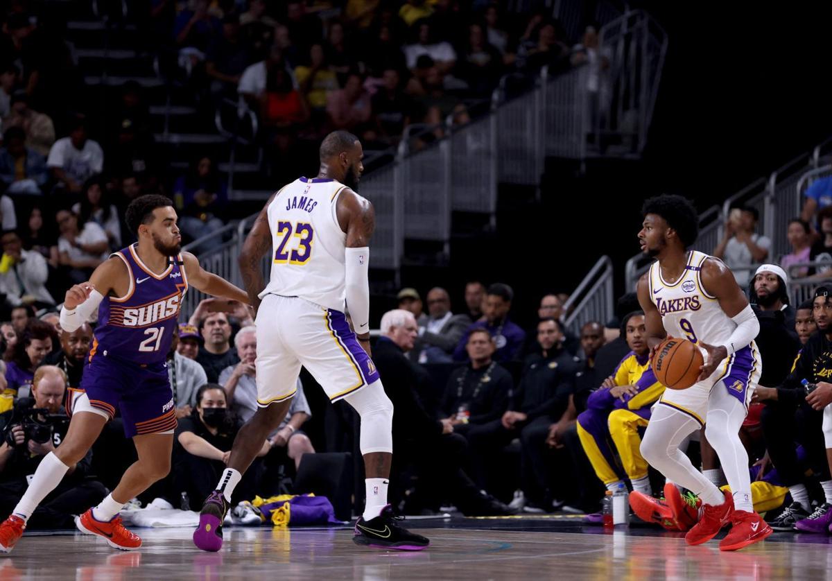 LeBron James, con el 23, y su hijo Bronny James, con el 9.