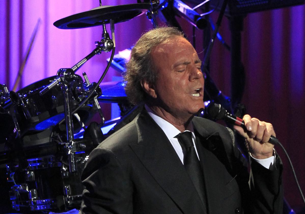 Julio Iglesias desmiente su retirada de la música con un airado comunicado