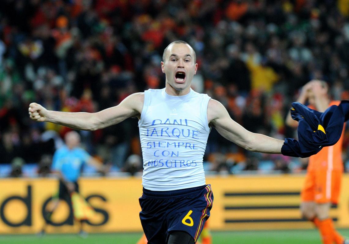 Andres Iniesta, celebrando el gol del Mundial 2010 con la camiseta de recuerdo a Dani Jarque