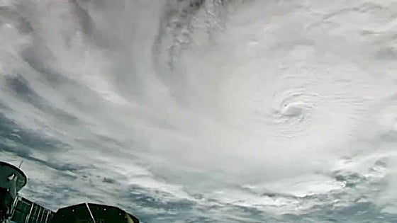 8.000 guardias nacionales, 4.000 kilómetros de sacos terreros, 37.000 electricistas; así combate Florida al huracán 'Milton'