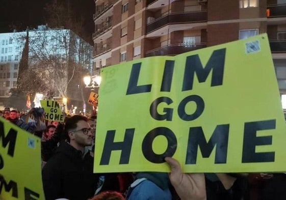 Carteles de protesta contra Peter Lim.